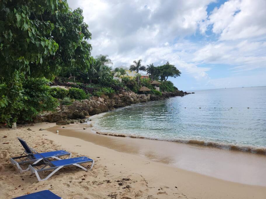 Modern Luxury 2-bedroom 2.5-bathroom Townhouse Holiday home Negril